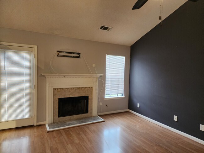 Family room with vaulted ceiling and new ceiling fan - 1072 Meadow Glen Cir