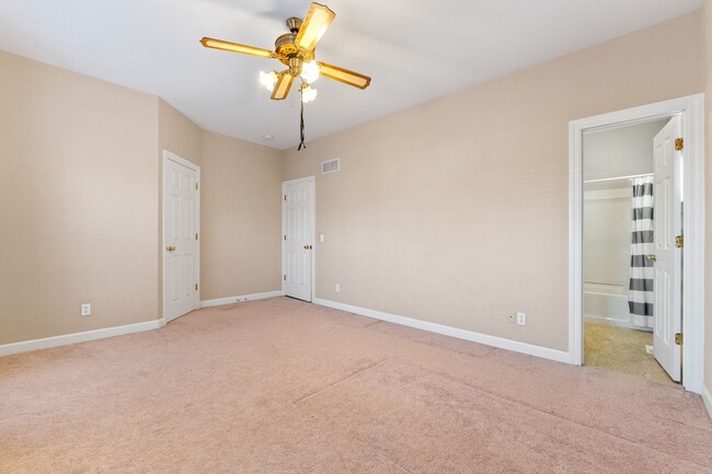 Building Photo - Crazy Deal!! 3 BED 3 BATH | Half a mile fr...