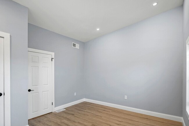 Building Photo - Beautifully renovated 3BR/3.5BA in Upper F...