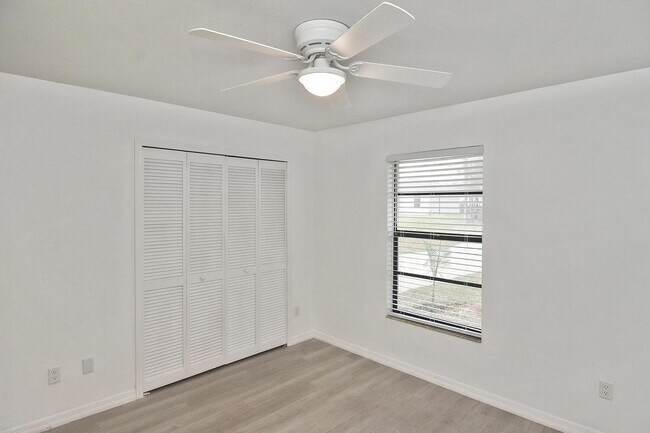 Building Photo - 1202 E 7th St