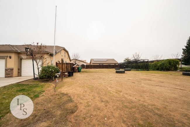 Building Photo - Sanger Home, 4BR/3BA, Near HighSchool + Parks -  Large Side Lot Included