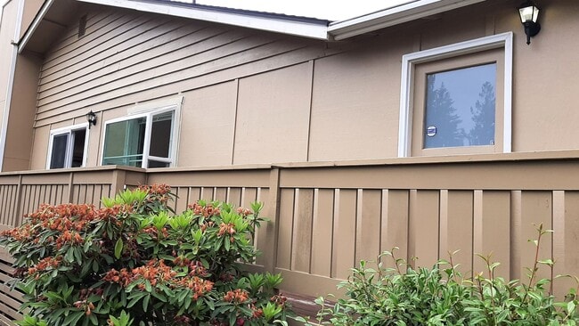 Building Photo - University Place Gem! 2 bedroom with Fireplace!