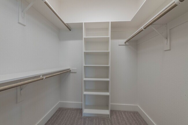 Building Photo - Dreamy Townhome!