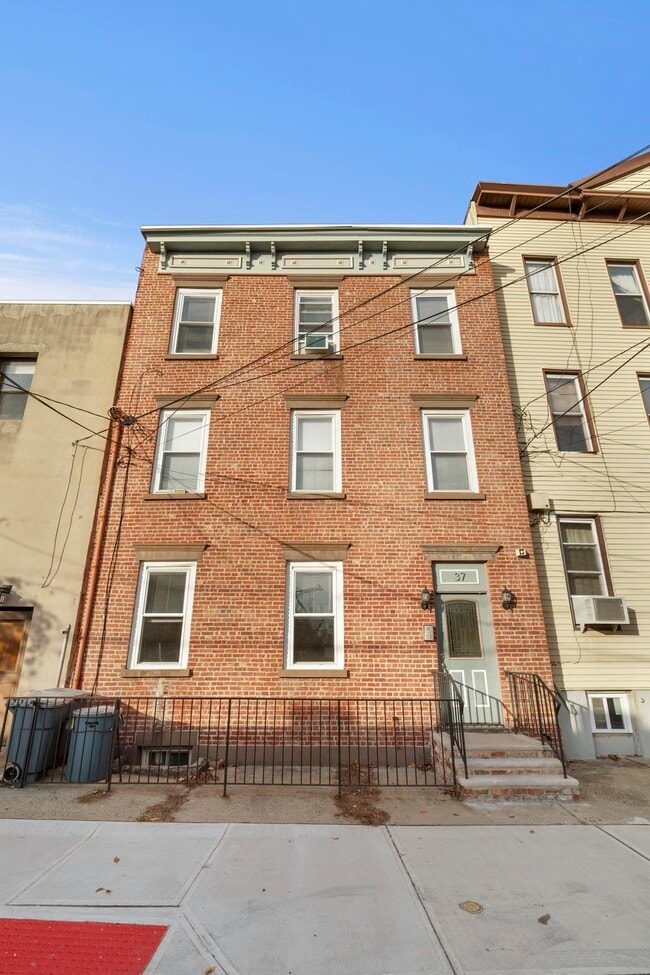 Building Photo - 37 W 19th St