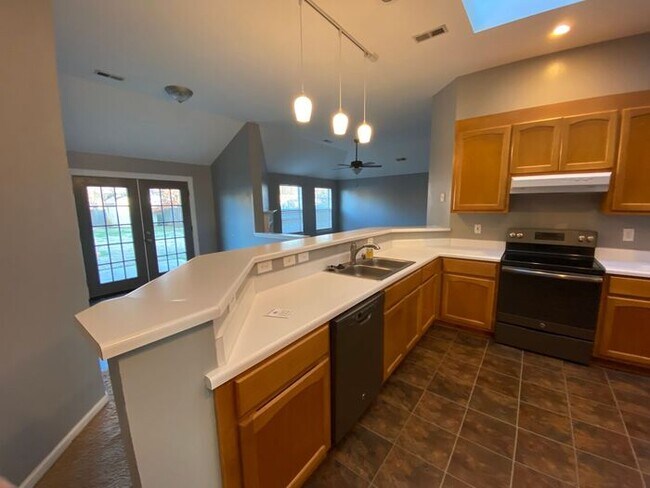 Building Photo - Fenced Yard!