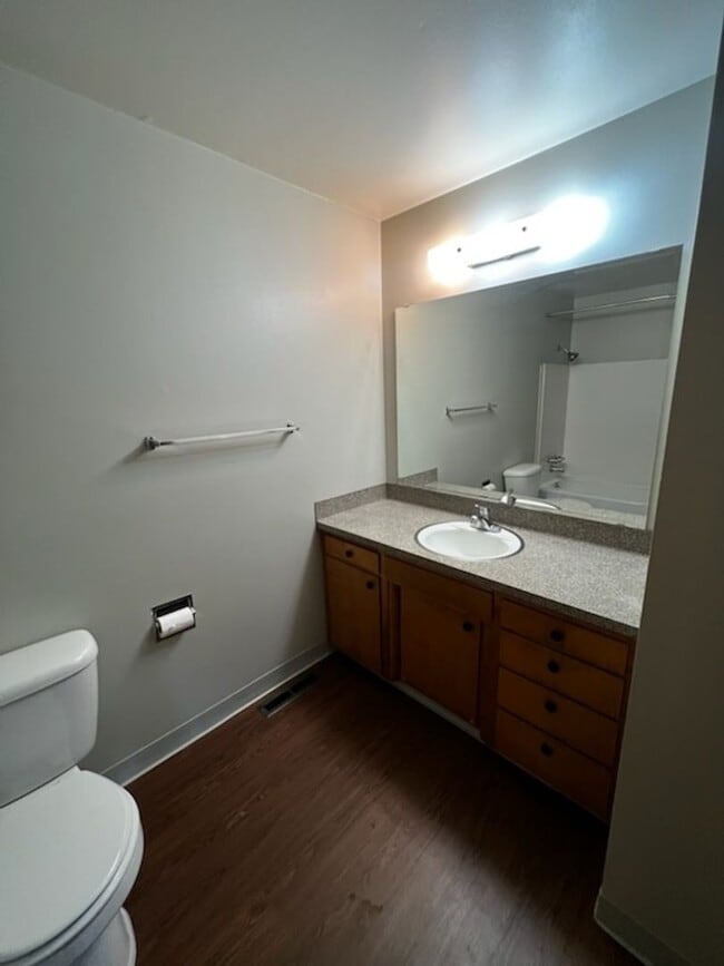 Building Photo - Lovely Lakewood single level 3 Bedroom 2 f...