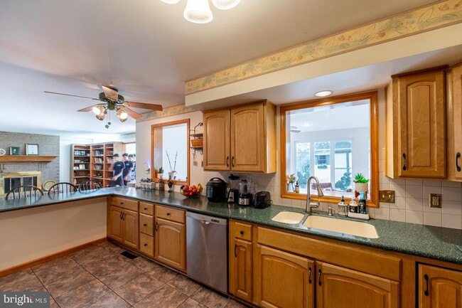 Building Photo - 211 Caravan Dr