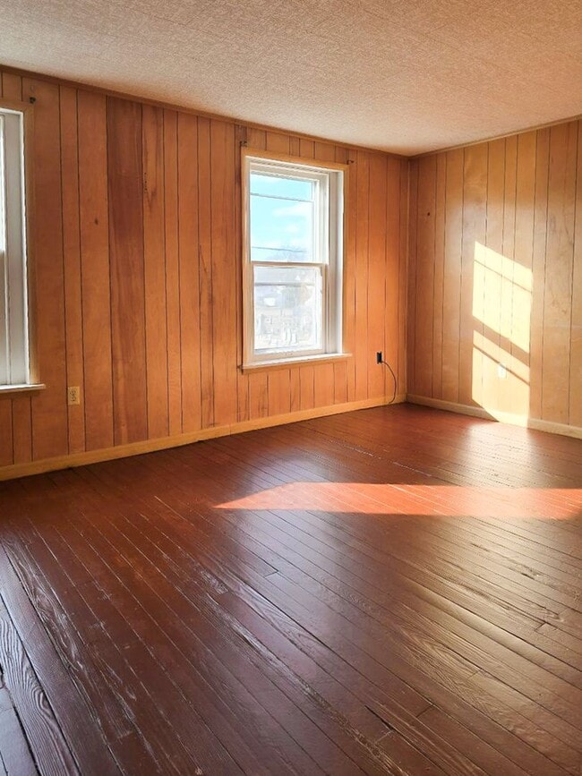 Building Photo - 3 Bedroom 1 Bath Entire House
