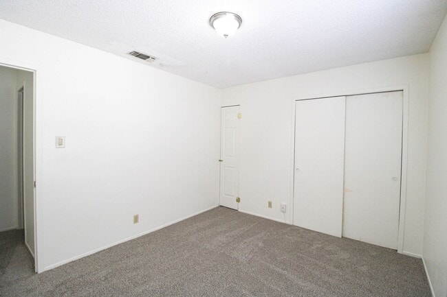 Building Photo - 1327 Julienne Pl