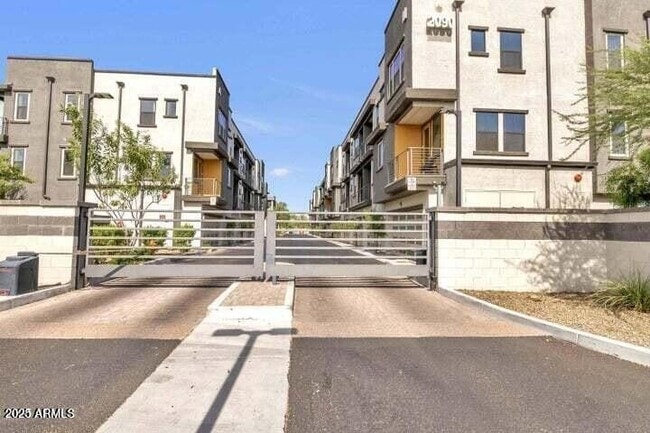 Building Photo - 2090 S Dorsey Ln