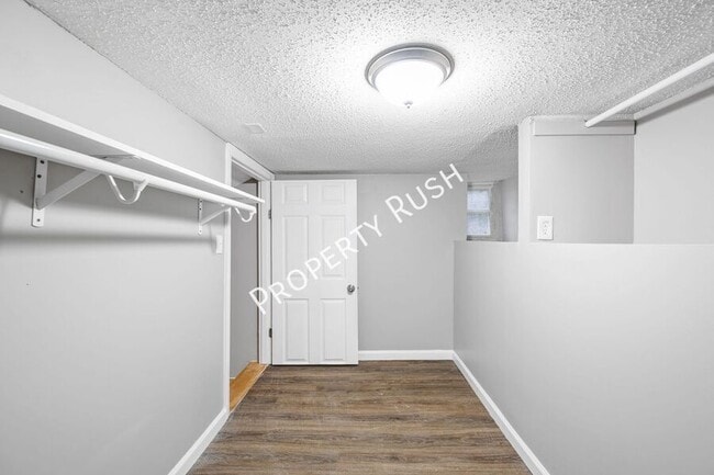 Building Photo - 911 W Pine St