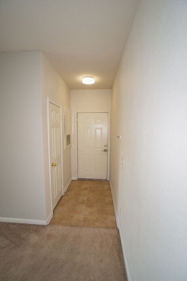 Building Photo - 2 Primary Suites Condo Near UNR