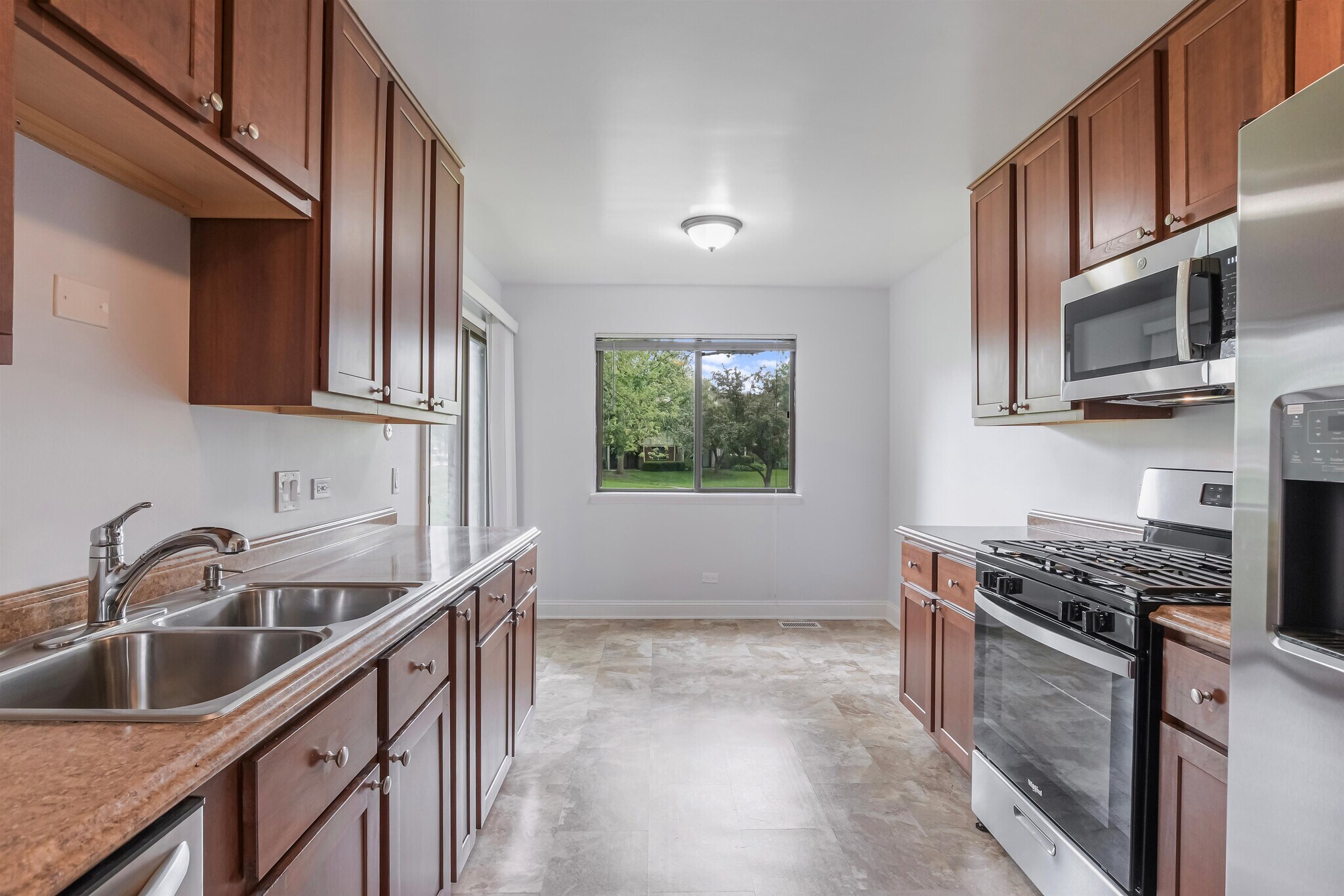 Building Photo - 697 Oakmont Ln