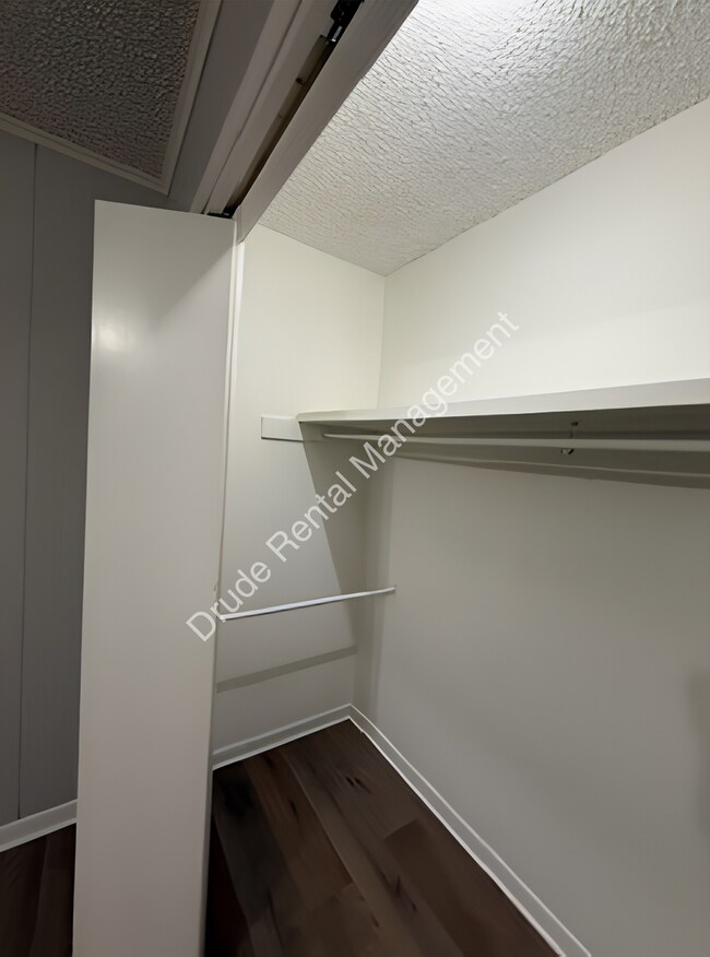 Building Photo - Quiet Country Living