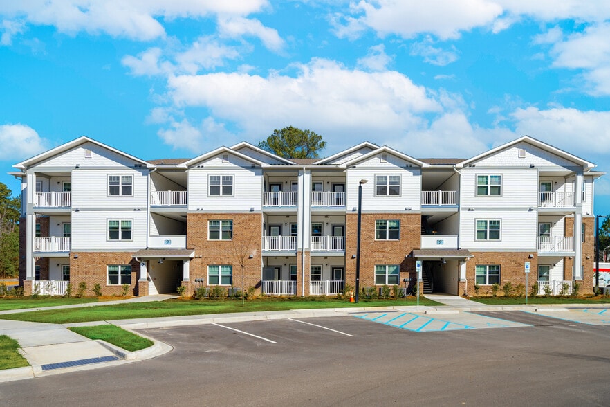 Building Photo - Garden Lakes