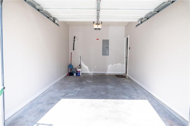 Building Photo - 3090 Branham Dr