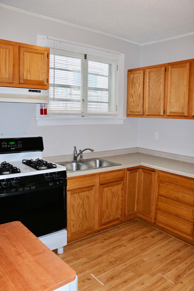 Kitchen - 232 Lincoln St