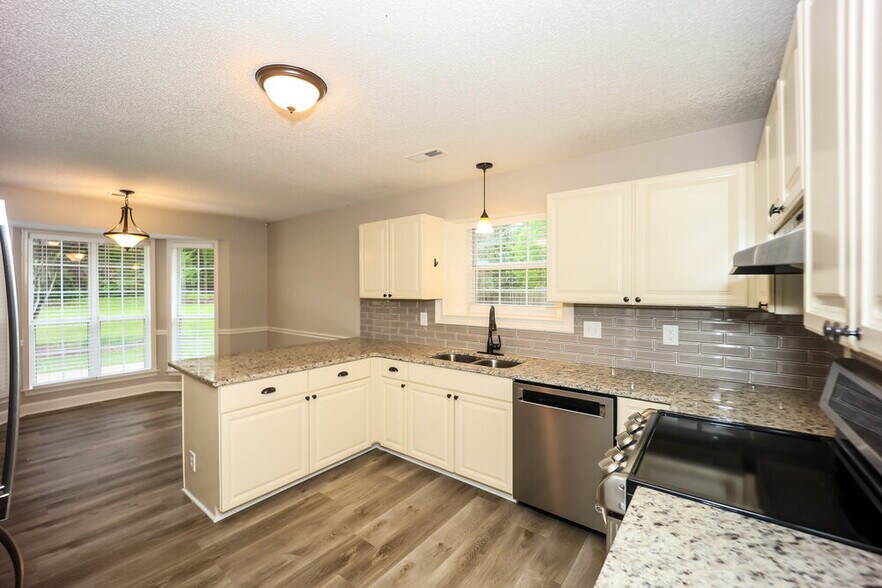 Building Photo - 130 Woodlake Dr