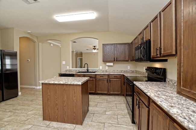 Building Photo - 537 MacKenzie Way