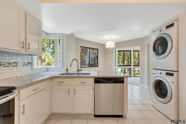 Building Photo - Stunning townhome on Palm Harbor Golf Course!
