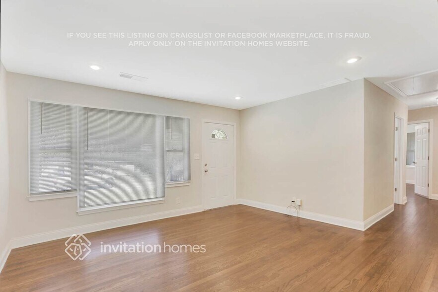 Building Photo - 2805 Mitchell Dr