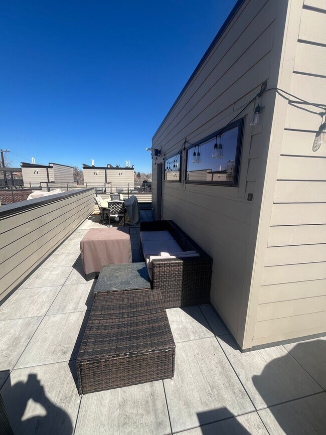 Building Photo - 2 Bed, 1 Bath Townhouse with Roof Top Deck