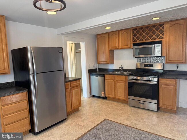 Building Photo - 15 Brewer Ave