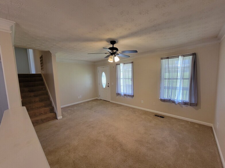 Building Photo - 121 Brooke Dr