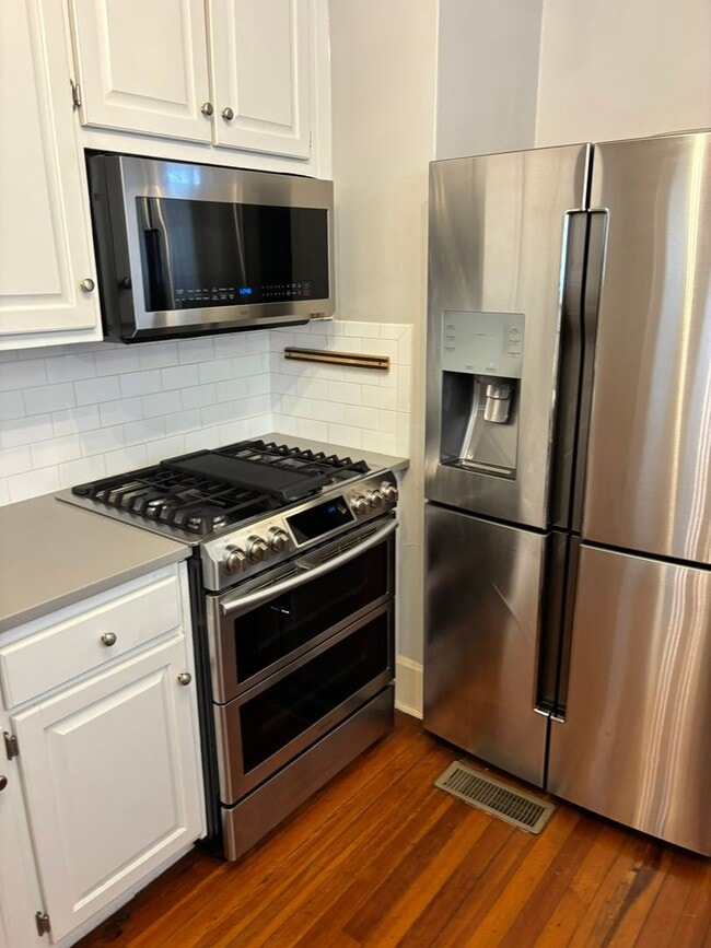 Building Photo - Lakebottom Area! Hardwood Floors Throughout! Call the office to schedule a tour!