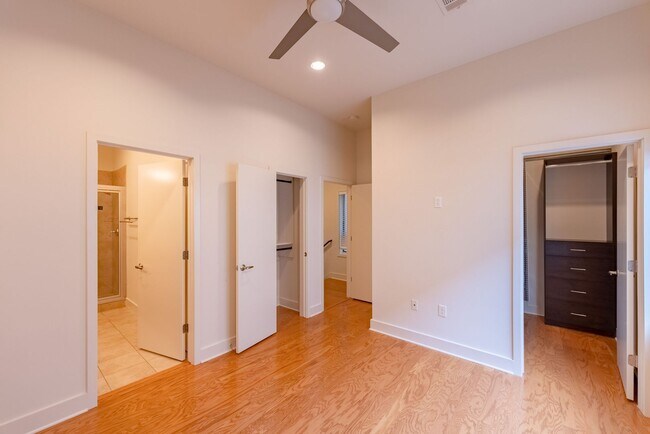 Building Photo - Beautiful South Lamar 2 bed 2 bath Condo!