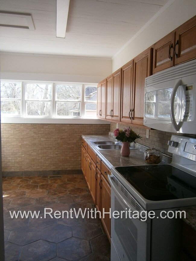 Building Photo - GORGEOUS RANCH/ GRAND PA'S BUNGELOW/ 1.6 ACRES/ FRONT PORCH/ PRIVATE YARD