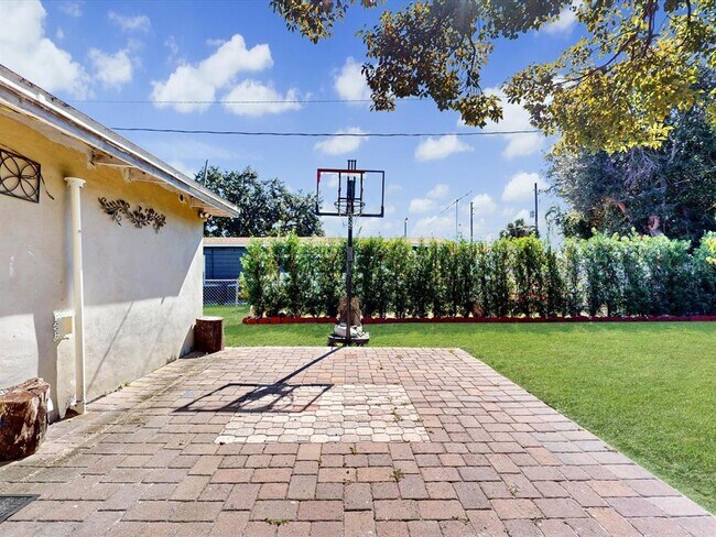 Building Photo - 2502 N Beaumont Ave