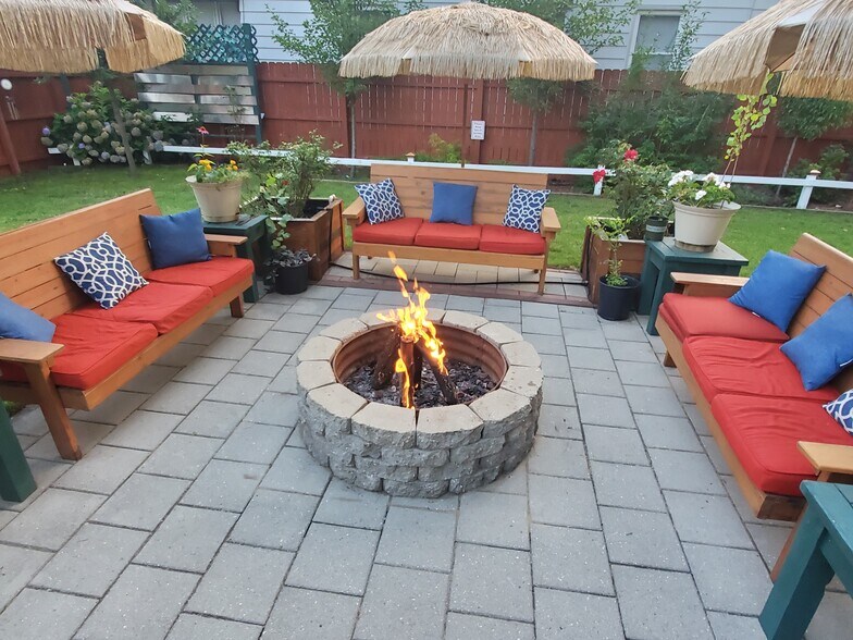 Firpit & Custom Outdoor Furniture Included - 1211 Pine St