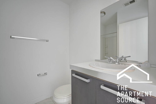 Building Photo - 1544 W Glenlake Ave