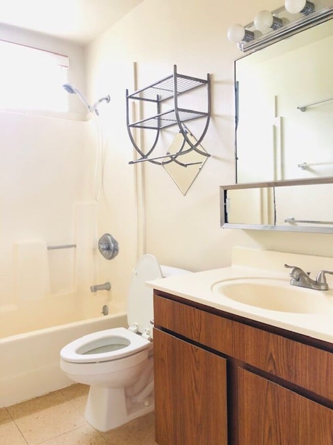 Building Photo - 2 Bedroom, 1 Bathroom and 2 Parking (Paleh...