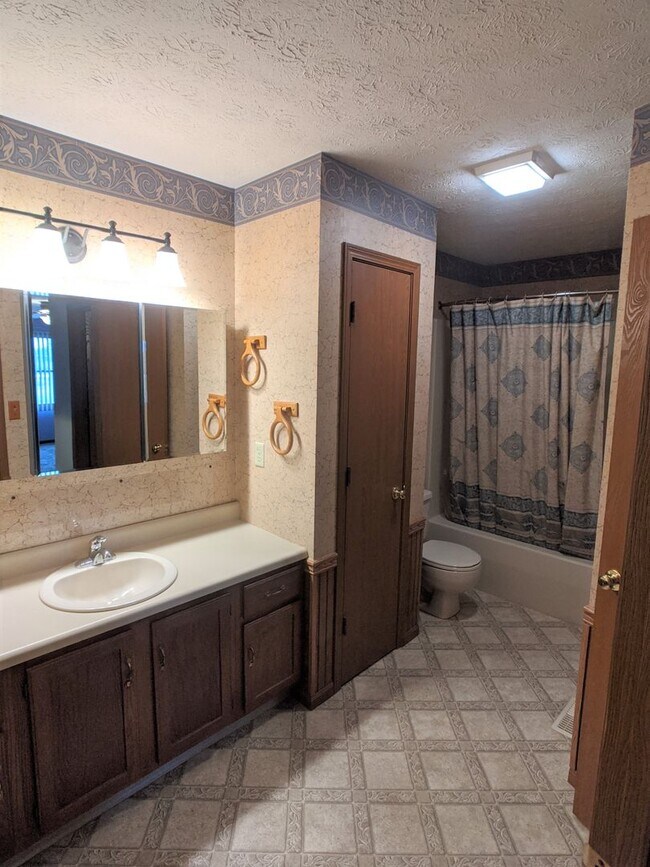 Building Photo - Charming 2 bed 1.5 bath home (duplex) in G...