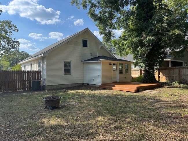 Building Photo - Renovated DTR Bungalow!
