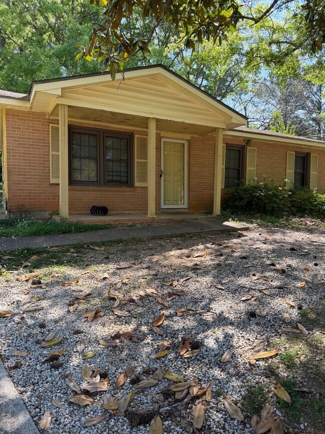 Building Photo - Newly Renovated!