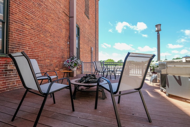 Building Photo - Downtown Midland Main Street Loft $1800/month