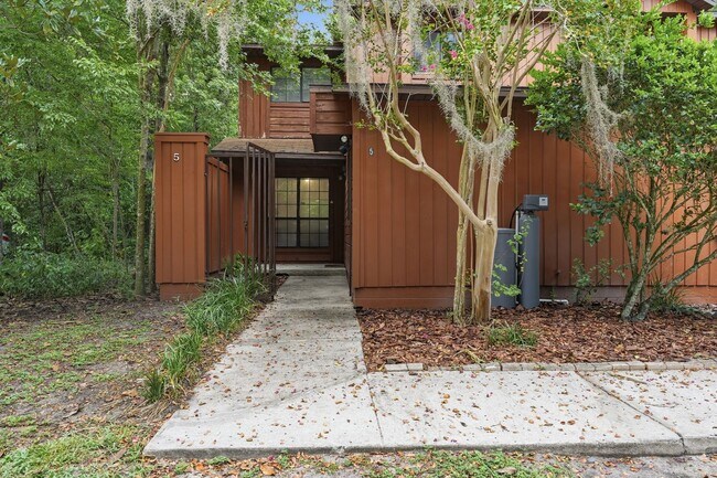 Building Photo - Rockwood Villa 2 bedroom 2 1/2 bath condo