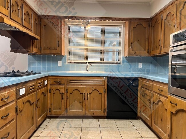 Building Photo - Spacious Home With Classic Charm