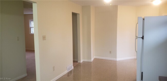 Building Photo - 13900-UP Kirtland St