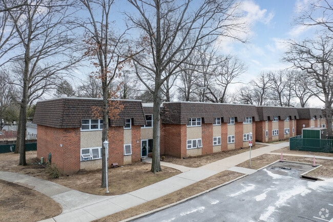 Building Photo - Meadowbrook Gardens