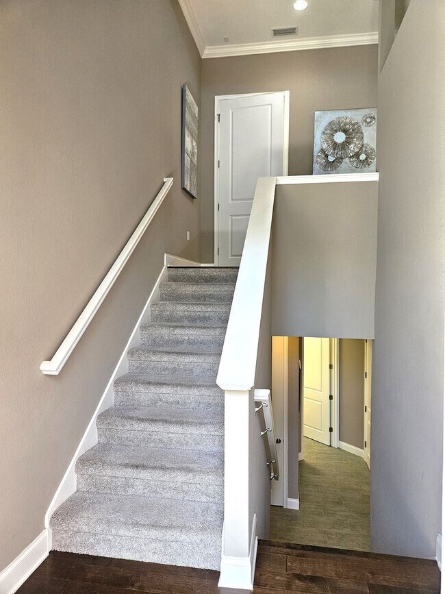 Building Photo - Seasonal Short-Term 2 Bedroom, 2.5 Bath Multi-Level Condo with Balcony and Patio located on Venic...