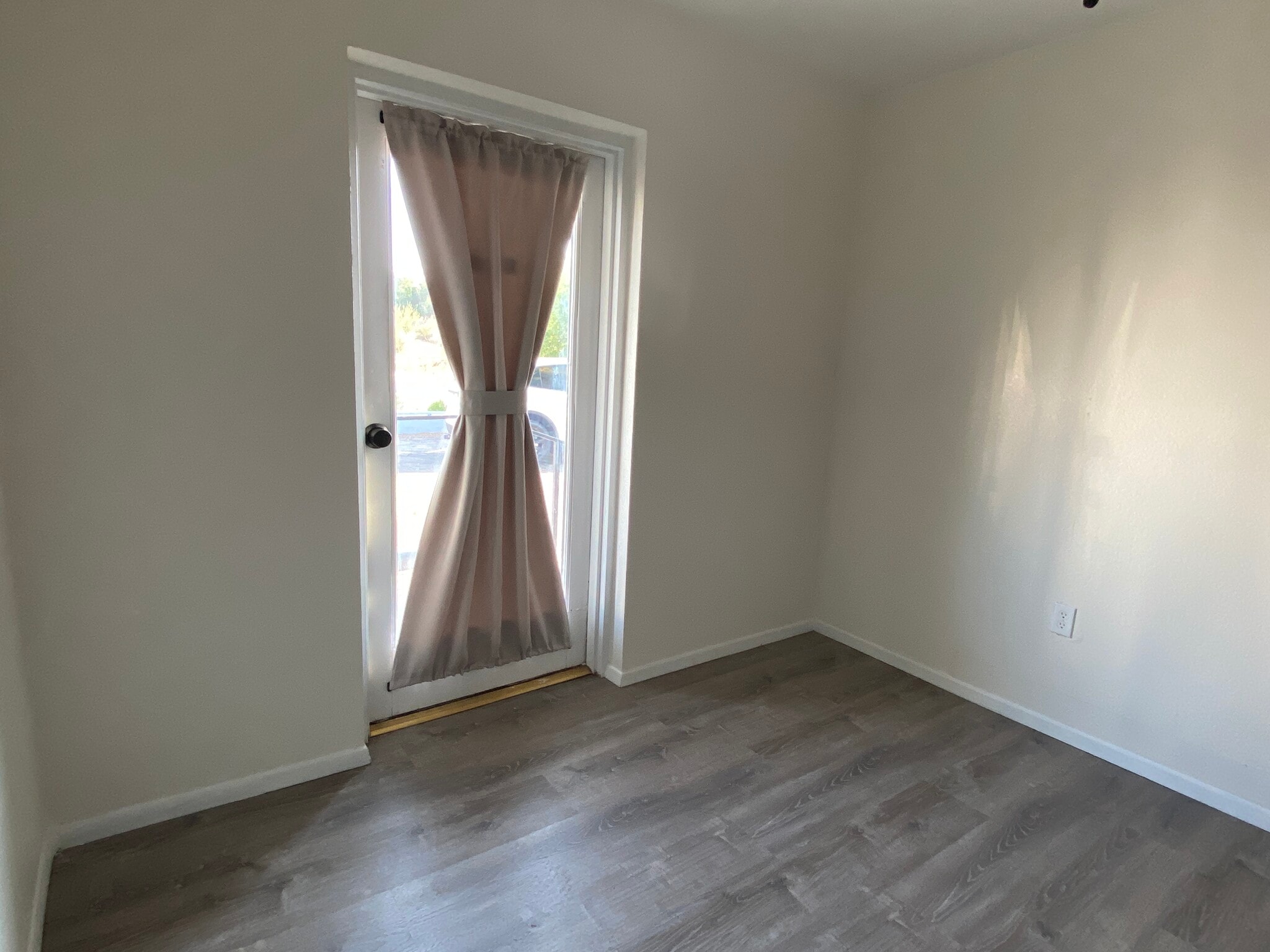 Living room door to outside - 4234 E Western Dr