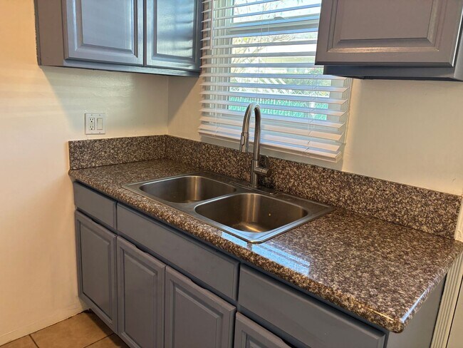 Building Photo - Western, 1151-1153