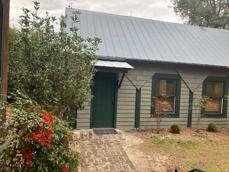Front entry - 432 Apache Rd