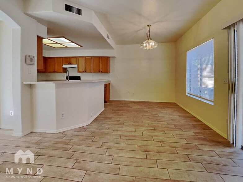 Building Photo - 10524 W Almeria Rd