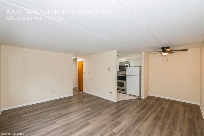 Building Photo - Spacious 1 Bed in Oak Park - New LVP floor...