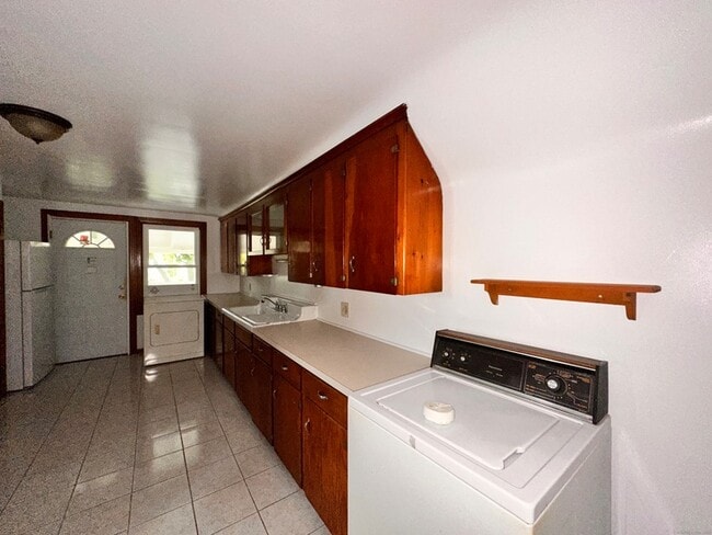 Building Photo - 253 Olivia St